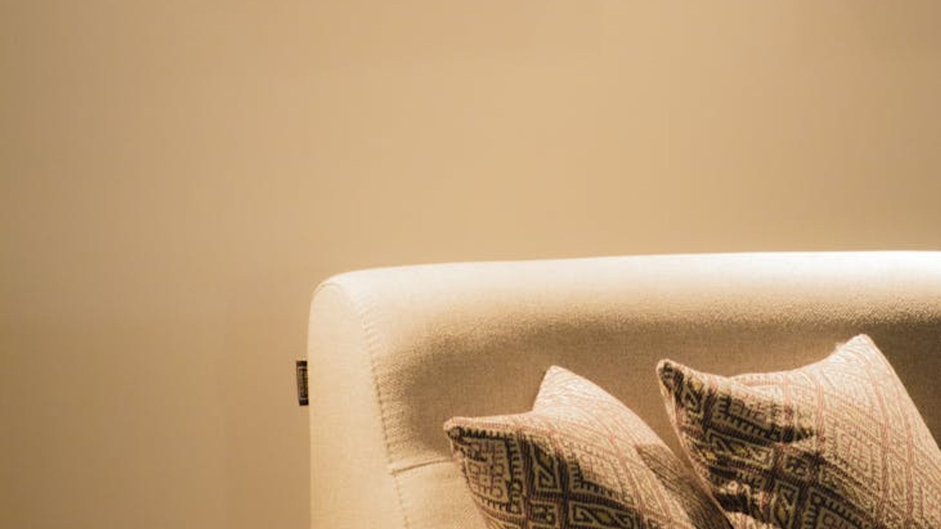 Minimalist bright interior for focus and relaxation.